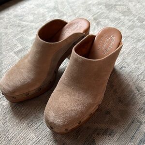 Kork-Ease Sudbury Clog 8  like new suede